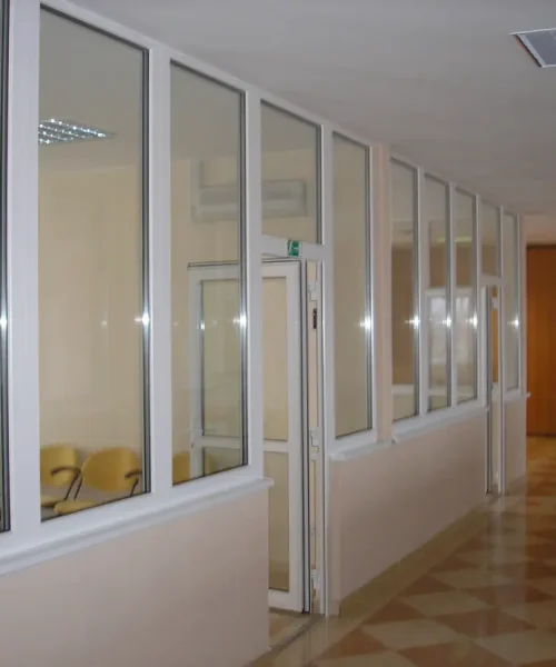Interiérová presklená stena s bielymi plastovými profilmi